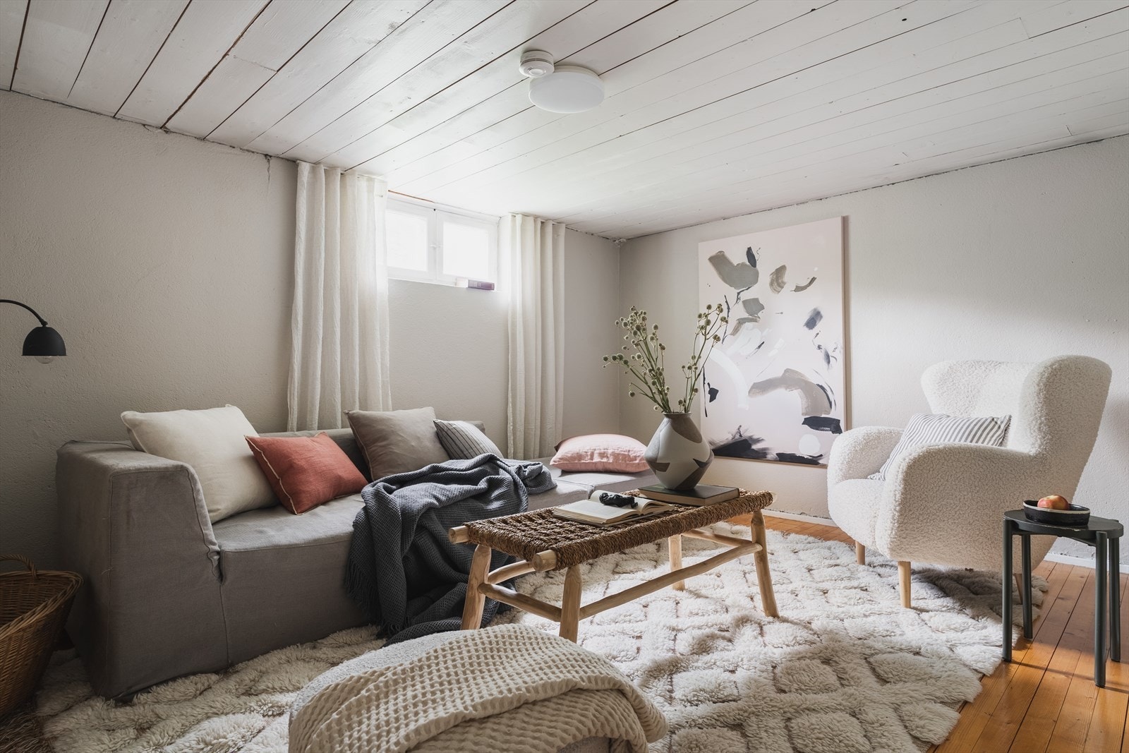 Boligen har en hyggelig kjellerstue med plass til sofagruppe, tv og en lesekrok Galleribilde