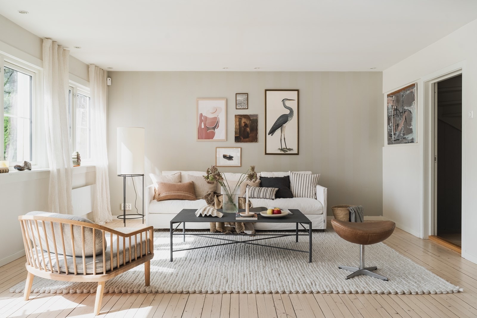 Stilrene overflater med pent gulv og behagelige fargevalg Galleribilde