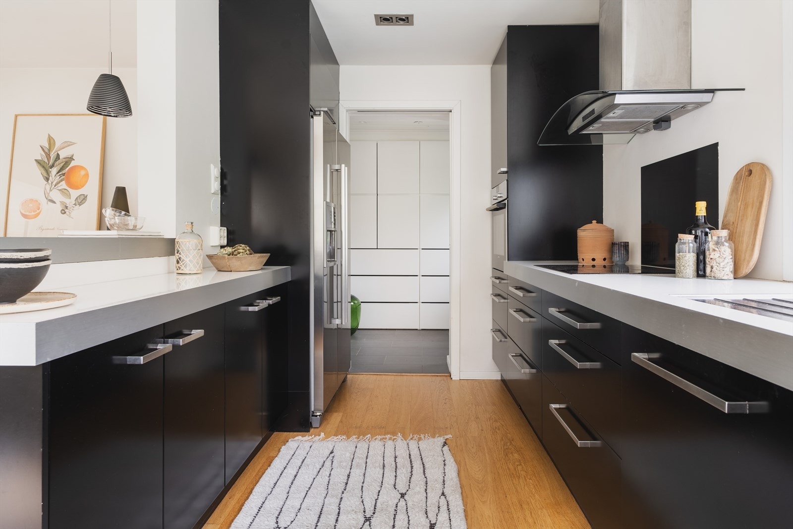 Det er integrert platetopp, oppvaskmaskin og stekeovn Galleribilde