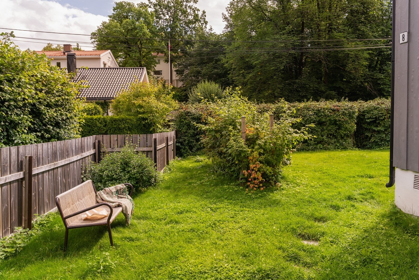 Flott, hyggelig inngangsparti med adkomst til hagen Galleribilde