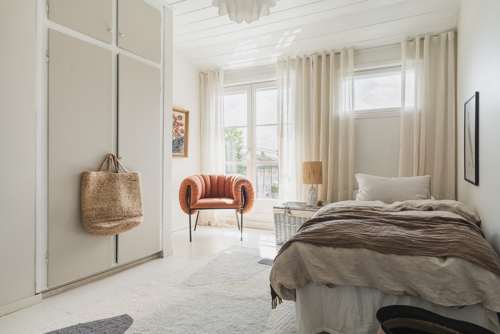 Soverom 2 har fransk balkong med utsyn mot egen hage Galleribilde