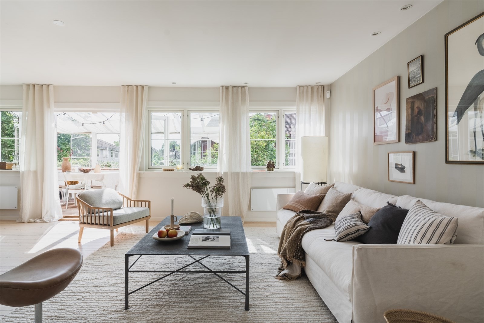 Boligen har en lys, herlig stue med store vindusflater Galleribilde