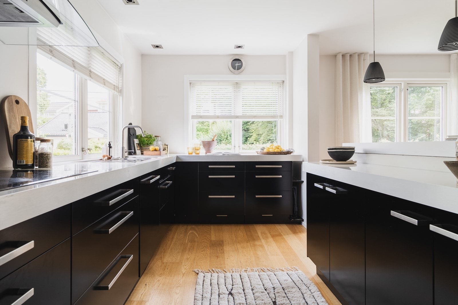 Stort, skjermet og tidsriktig kjøkken fra Ikea Galleribilde