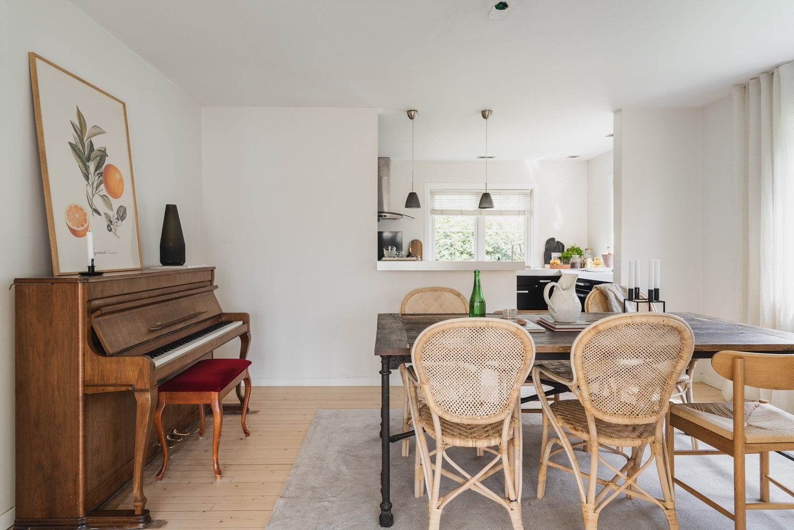 Store vindusflater med lysinnslipp fra flere himmelretninger gir en åpen og luftig romfølelse Galleribilde