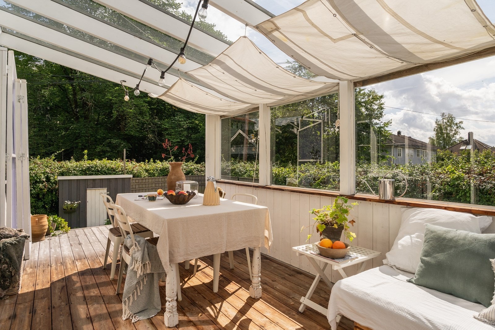 Fra stuen og spisestuen er det utgang til boligens idylliske og fantastiske uteplass Galleribilde