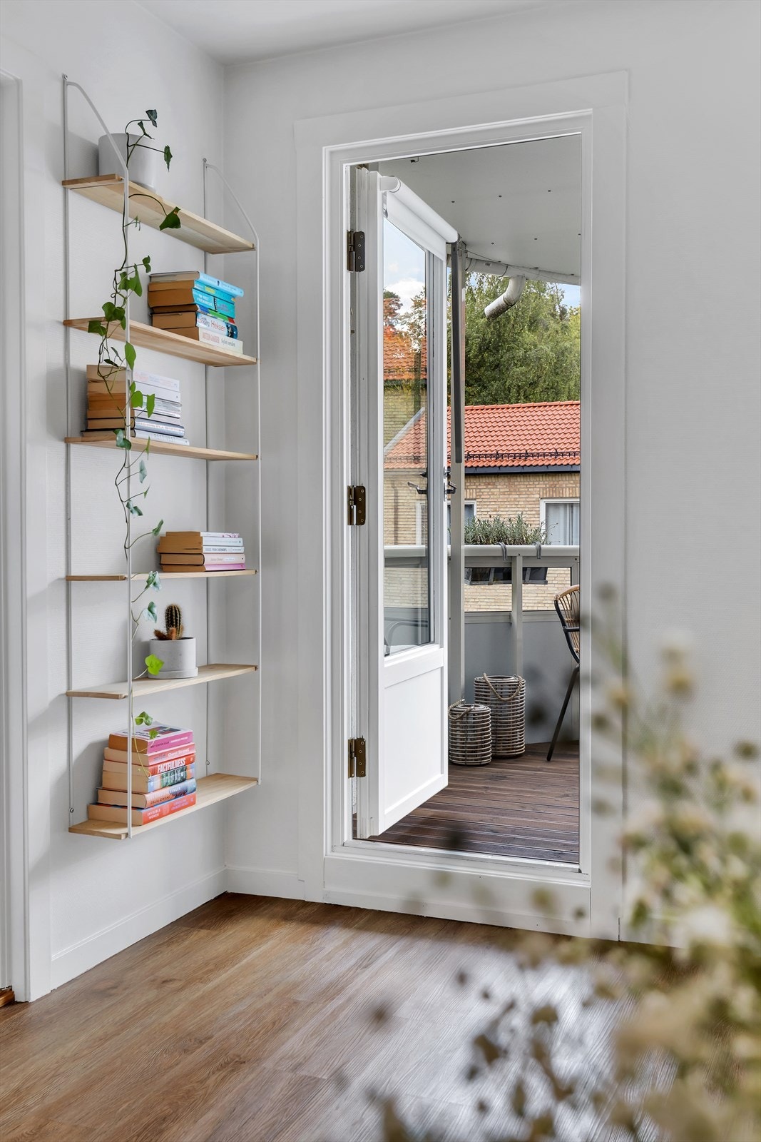 Utgang til balkong fra stuen. Galleribilde