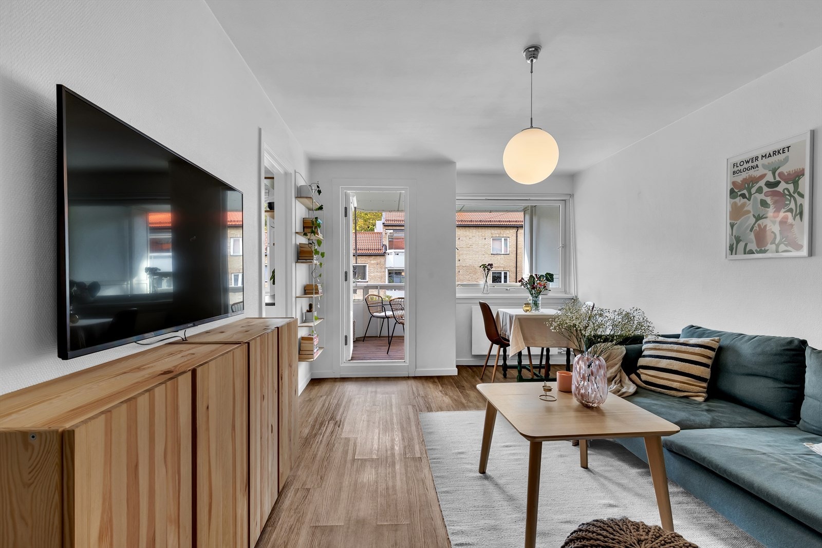 Plass til sofaseksjon med tilhørende møblement og TV-benk. Galleribilde