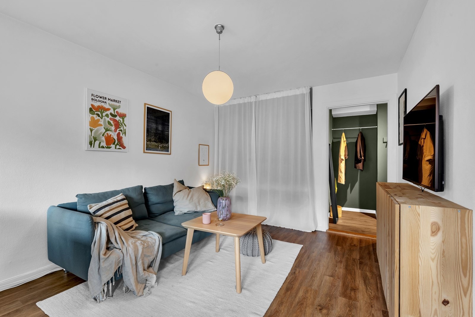 Tilbaketrukket i stuen og særdeles praktisk løsning med skinner i taket og gardiner som kan "gjemme" alkoven når man ikke bruker den. Galleribilde