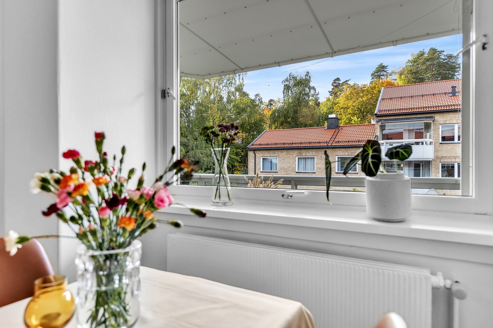 Store vindusflater som gir rikelig med luft og lys. Galleribilde