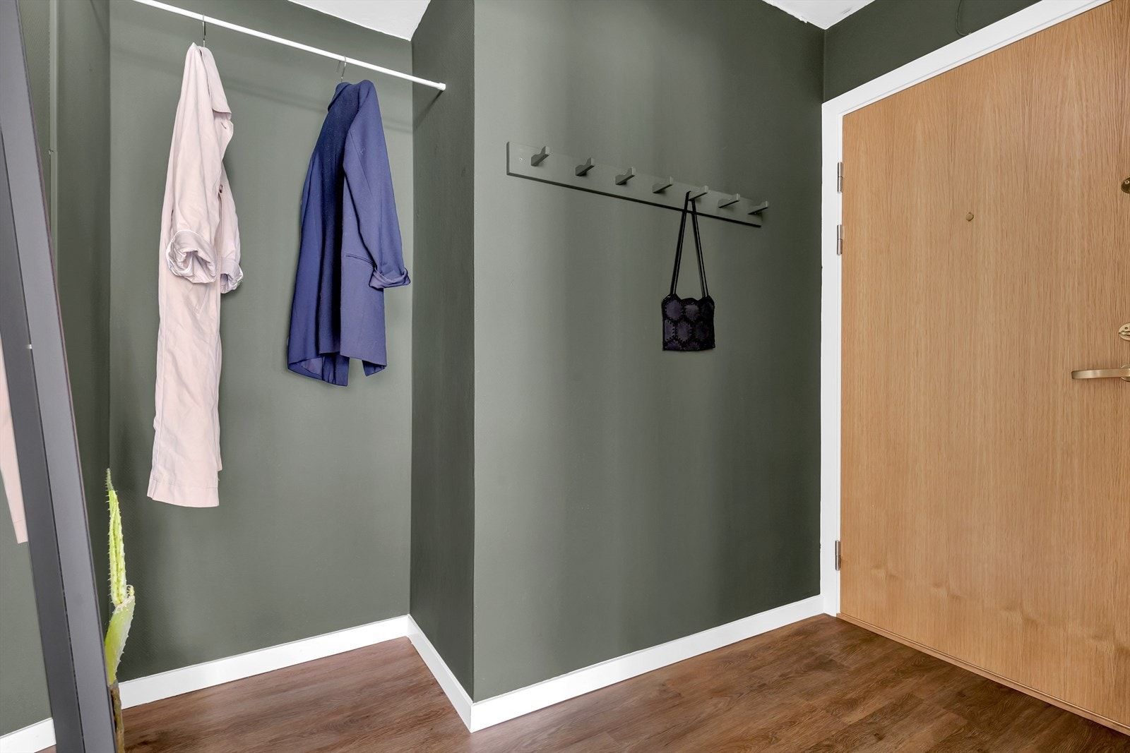 Lys og innbydende entré som gir et godt førsteinntrykk av leiligheten. Galleribilde