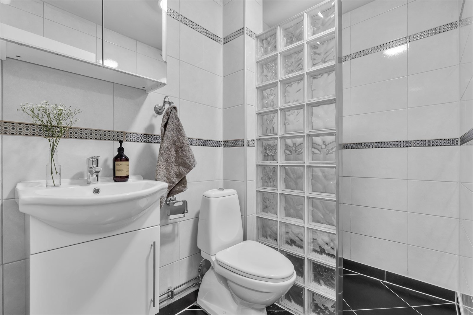 Flislagt baderom. Galleribilde