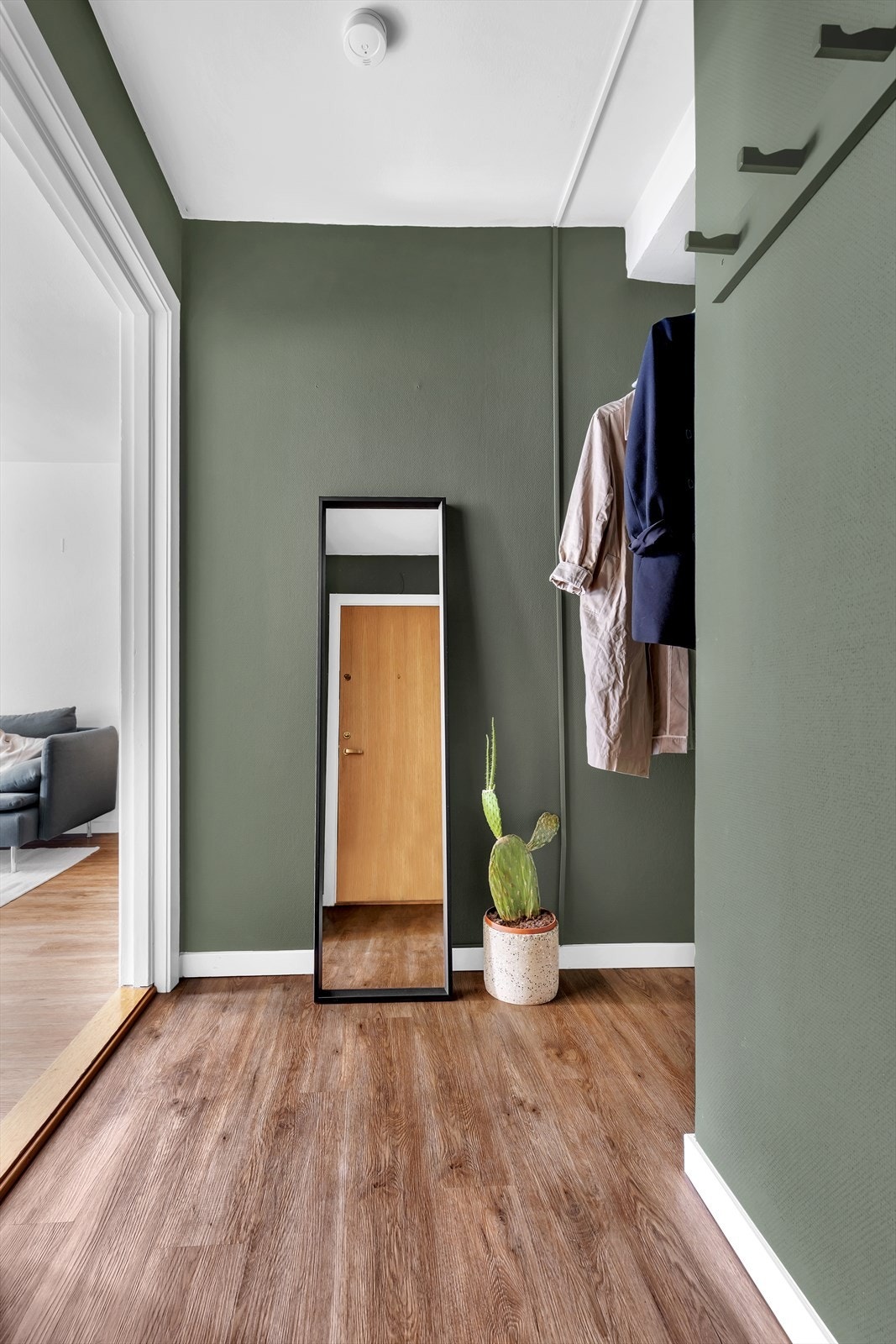 God plass til sko og yttertøy. Galleribilde