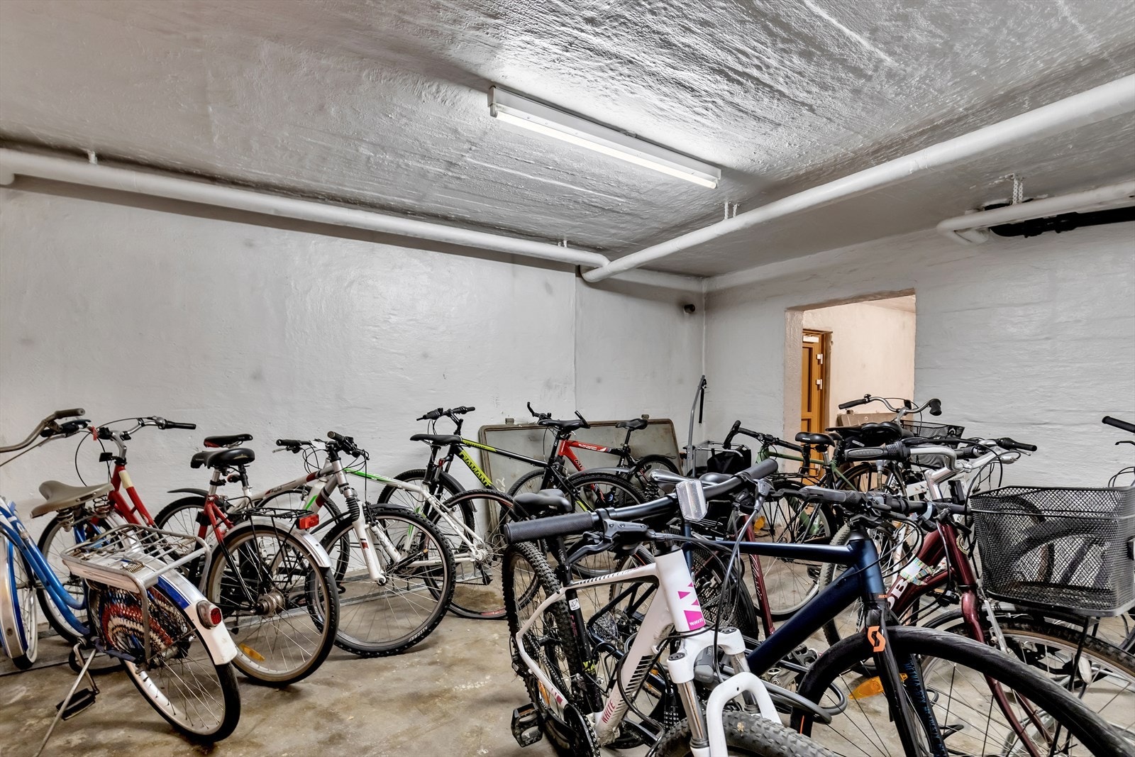 Felles sykkelbod i kjelleren, i tillegg til sykkelstativ utenfor bygget. Galleribilde