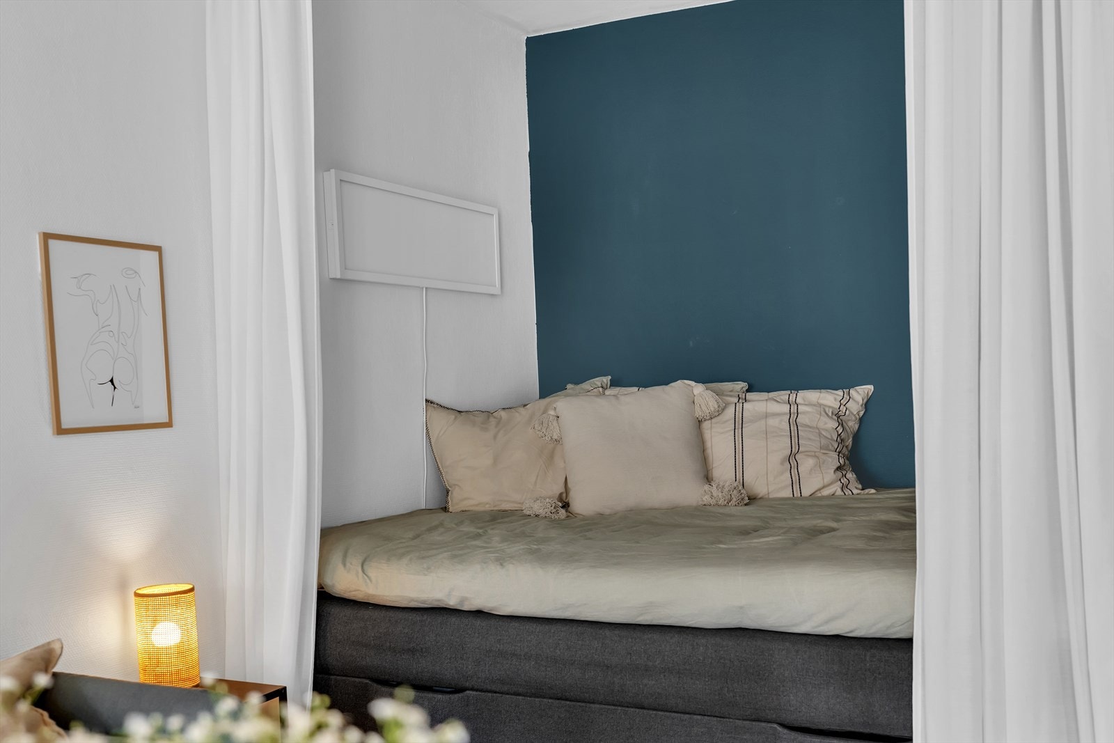 Sengen som befinner seg inne i alkoven er på 160X200. Det til også være gode muligheter for å montere skap på veggene inne i alkoven for ytterlige oppbevaring. Galleribilde