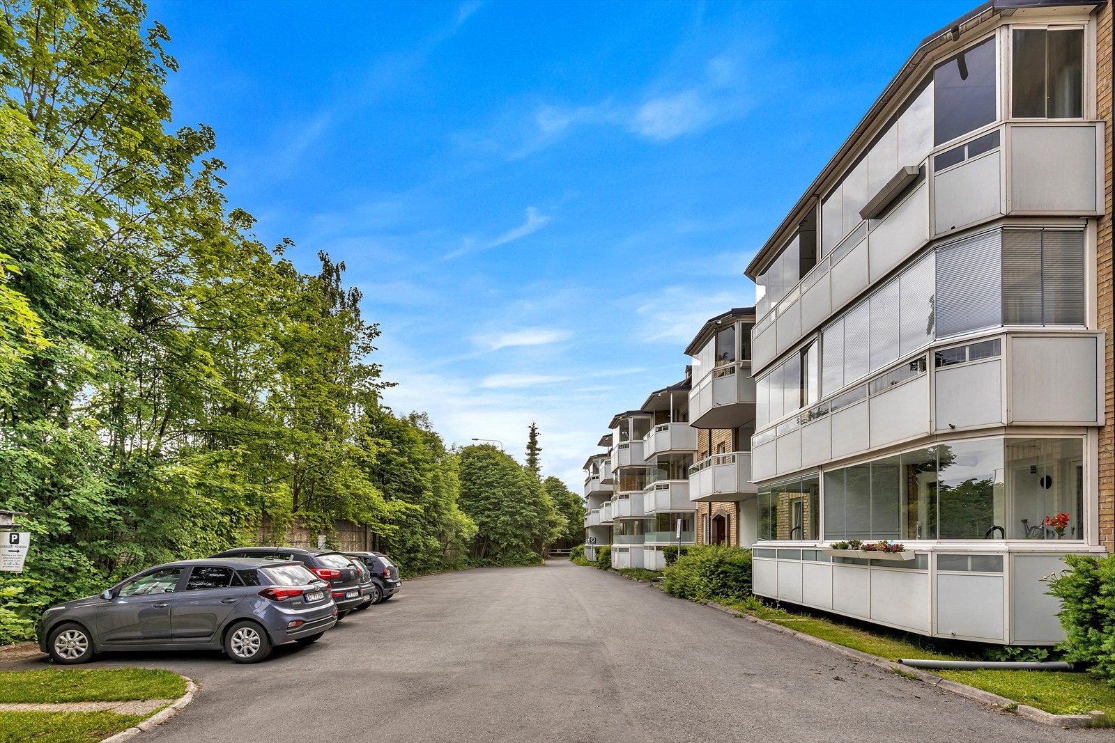 På fremsiden er det også parkeringsplasser, hvor beboerne kan parkere. Galleribilde