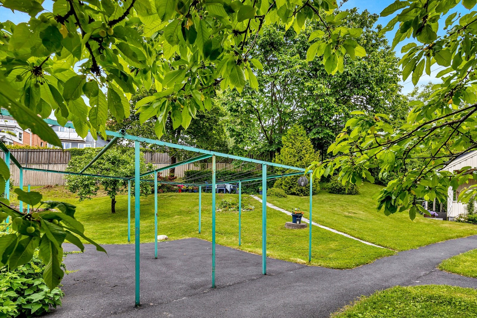 Fint tørkestativ om man ønsker å tørke klær i bakgården. Galleribilde