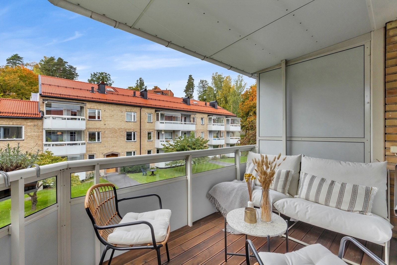 Vestvendt balkong på ca. 6 kvm med plass til utemøblement. Galleribilde