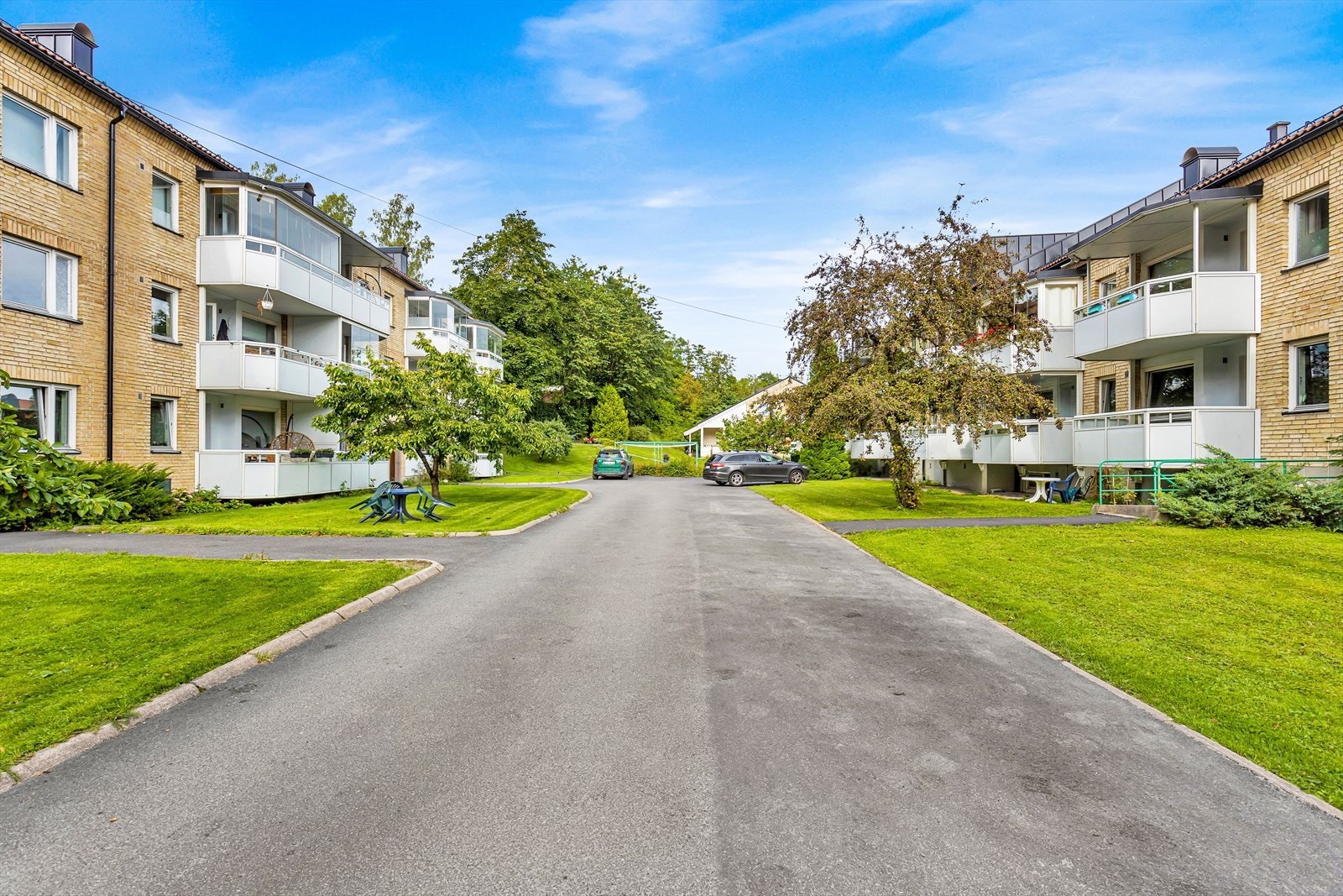 På andre siden av bygget og på høyre side og nedover veien til det være gode parkeringsmuligheter for beboerne. Galleribilde