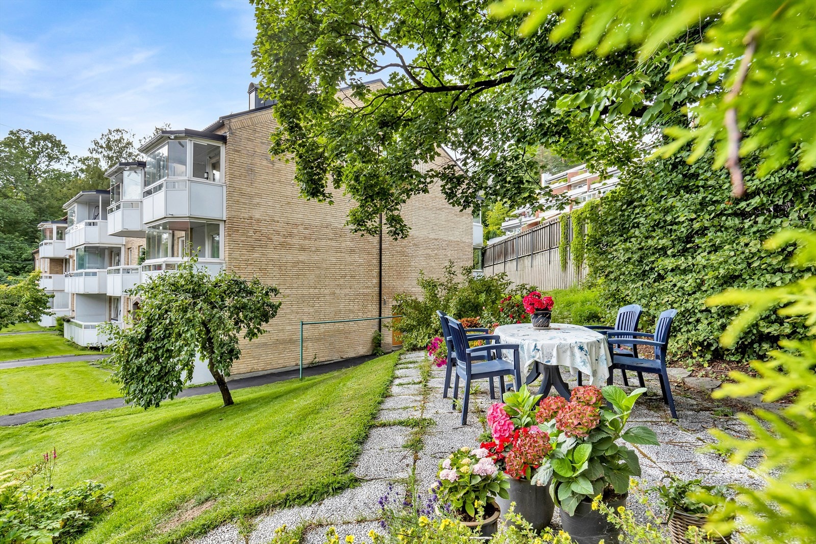 I bakgården finnes det også sittegruppe hvor man kan samles og ha en hyggelig sammenkomst. Galleribilde