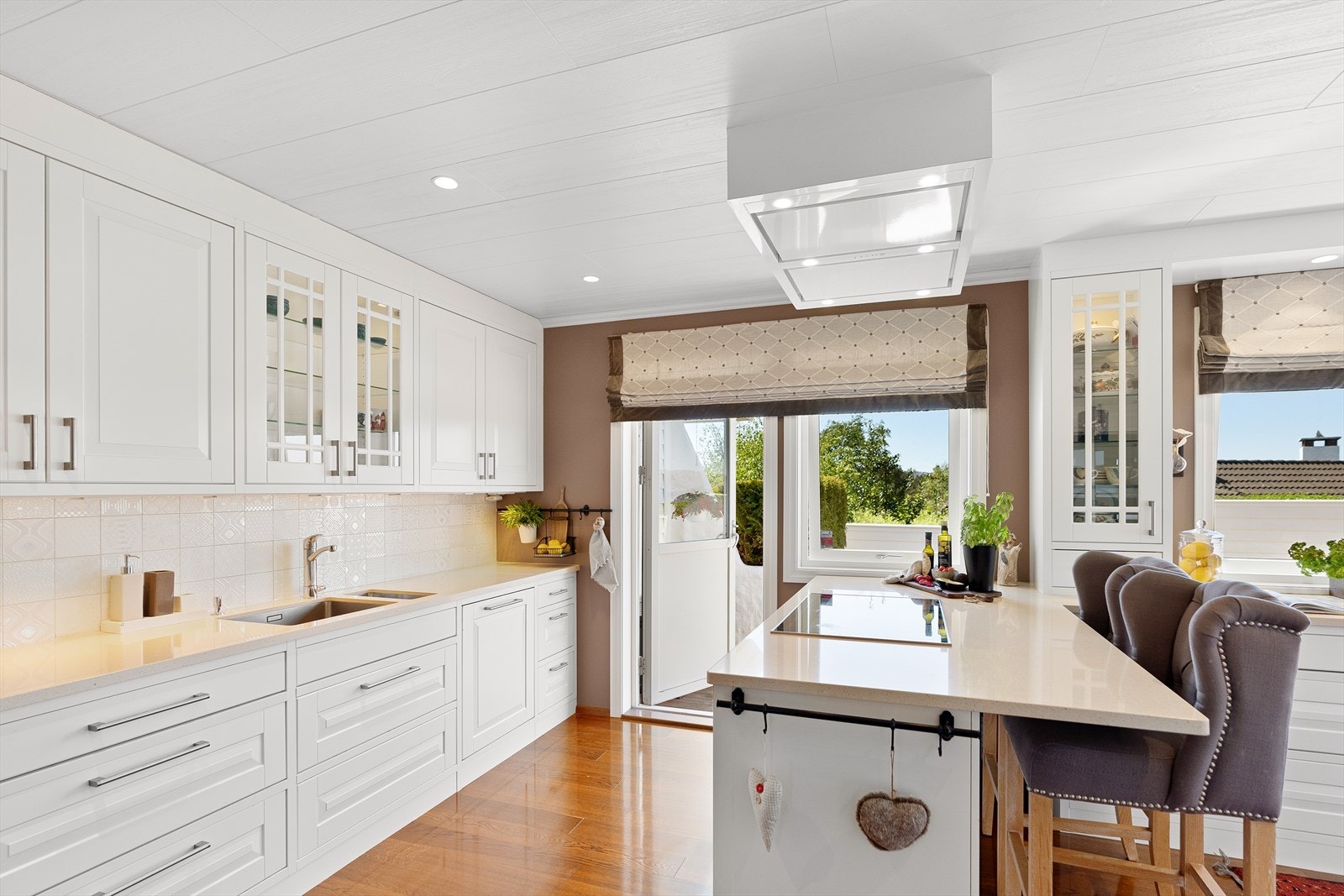 Påkostet kjøkken. Utgang til terrasse. Galleribilde