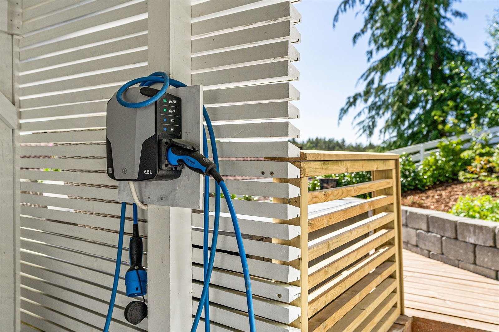 Det er montert elbillader i carporten Galleribilde