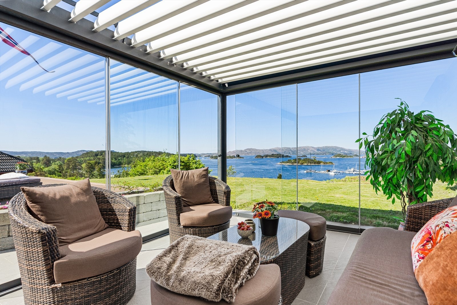 Hagestuen er perfekt i hele sommerhalvåret. Eierne bruker mye tid her og på terrassen. Galleribilde