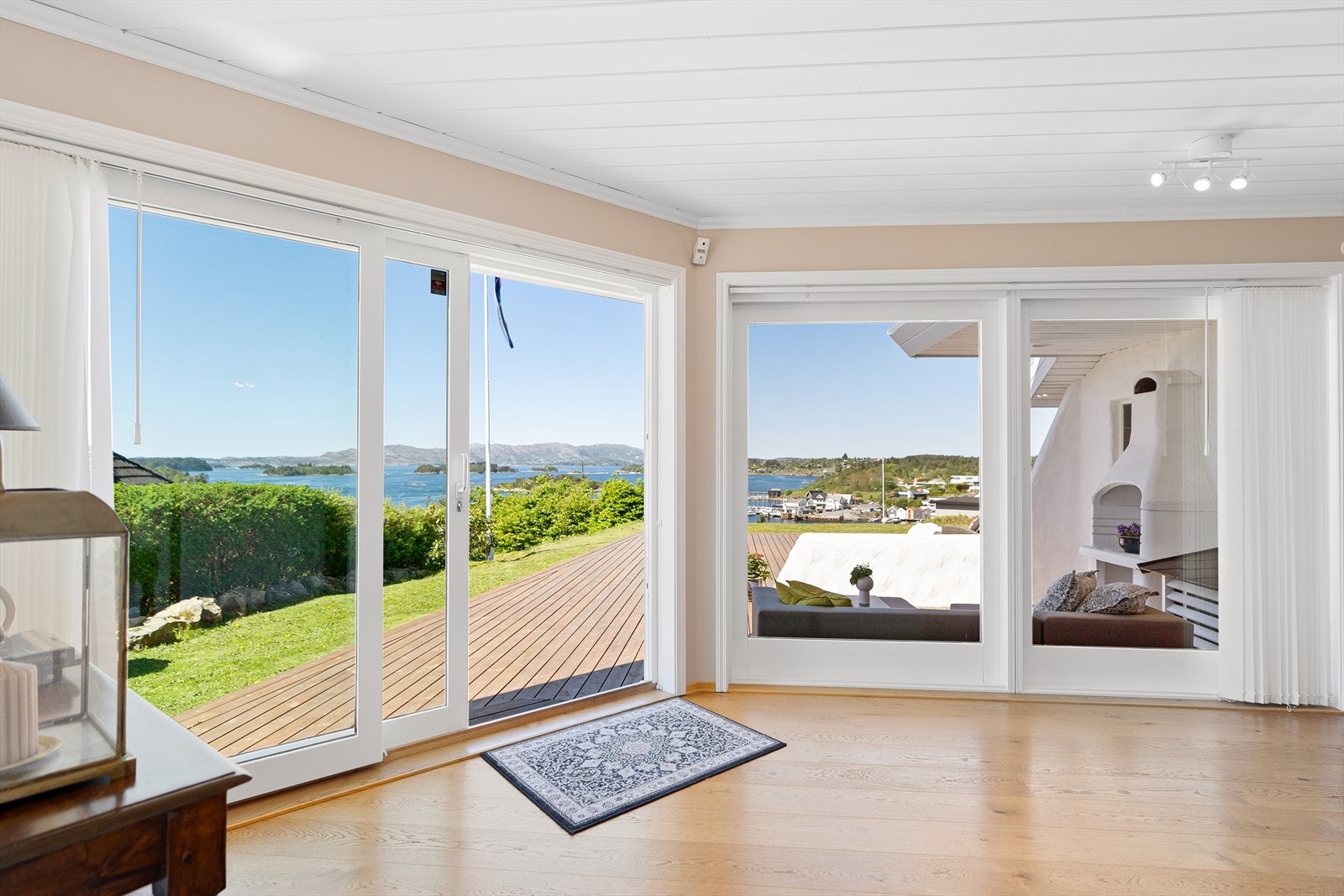 Utenfor stuen har man en stor terrasse, og perfekte sol og utsiktsforhold. Galleribilde