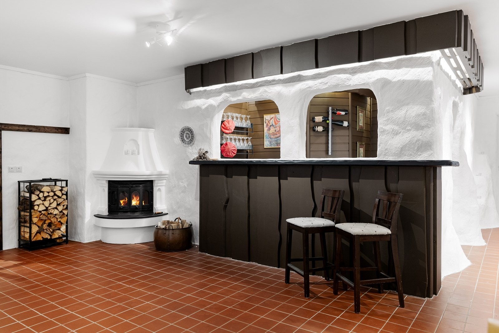 Huset har mye plass. Kjellerstuen er stor og har flere bruksmuligheter. Galleribilde