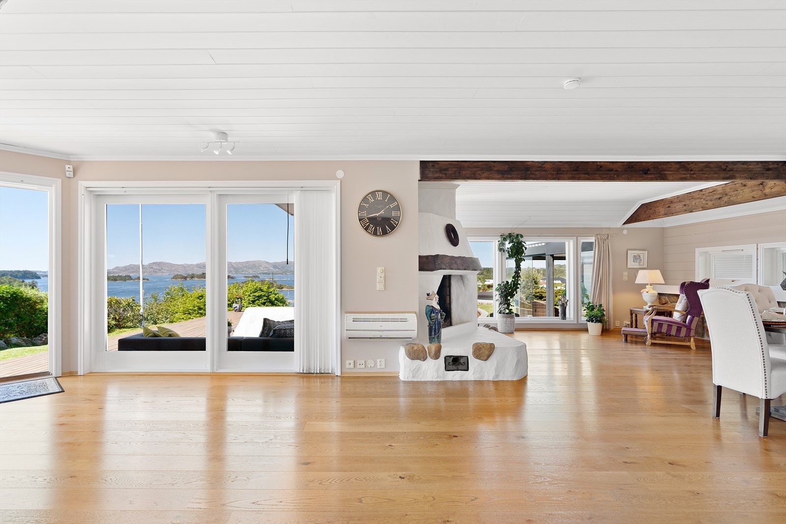 God størrelse og masse vinduer mot utsikten. Galleribilde