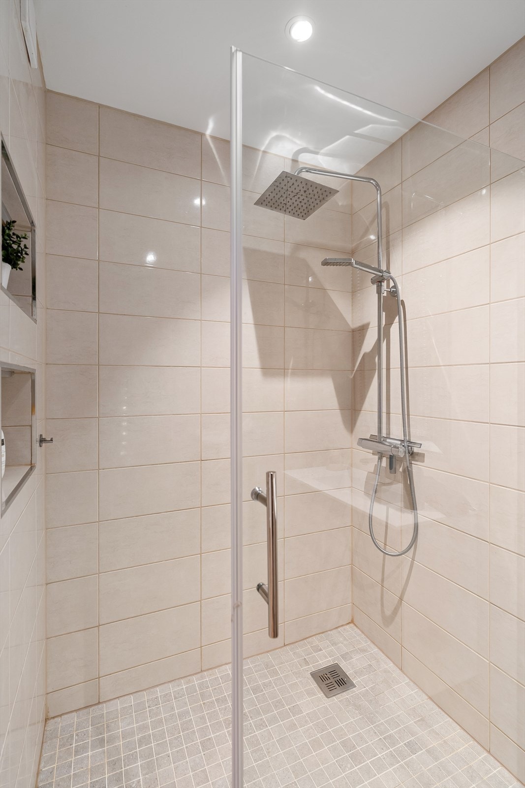 Nøytralt og pent nyere bad. Galleribilde