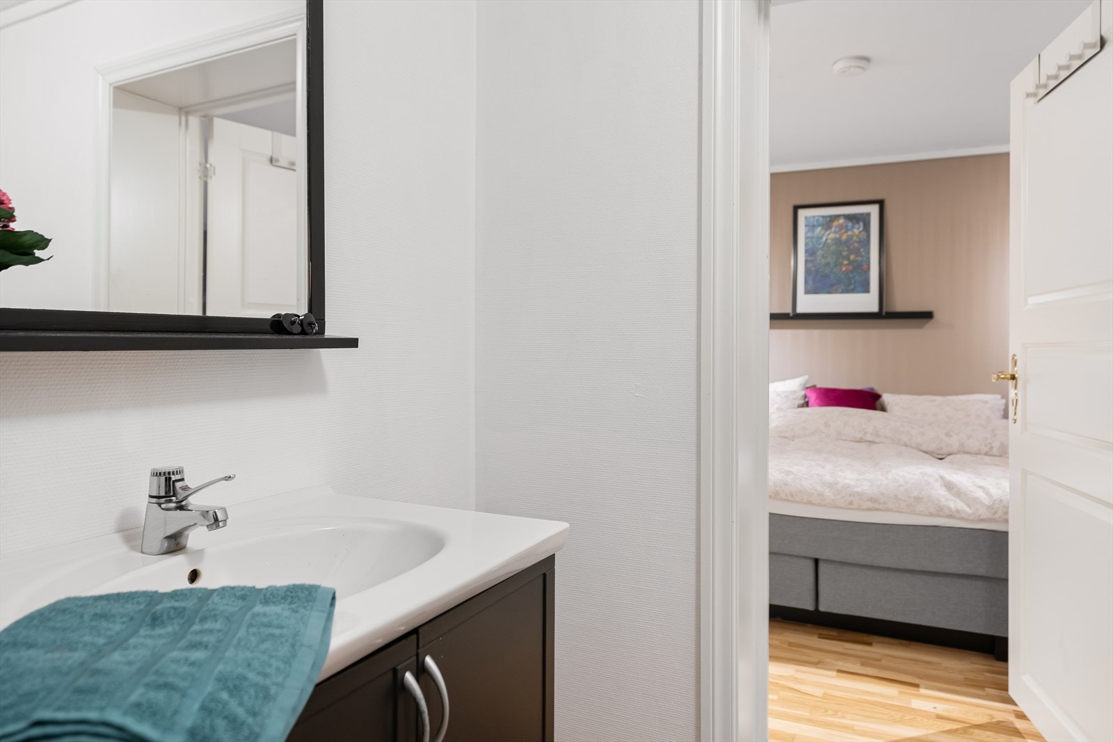 Baderom i hovedetasjen med direkte tilgang til soverom Galleribilde