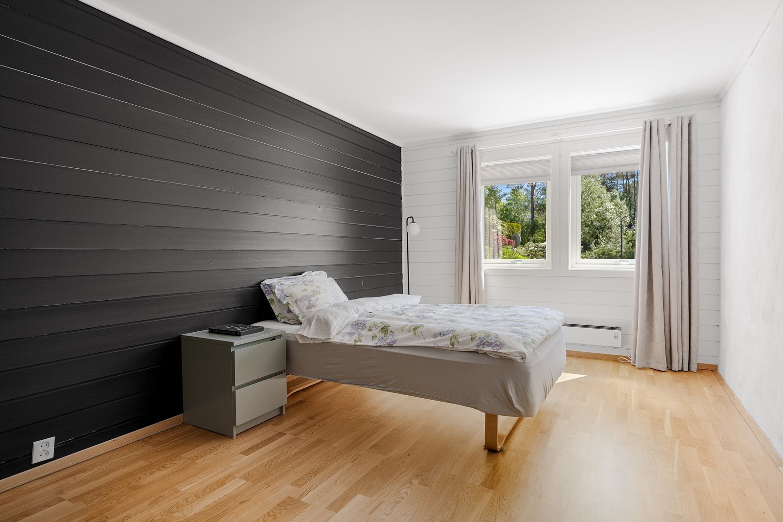 Romslig soverom i uteleiedel Galleribilde