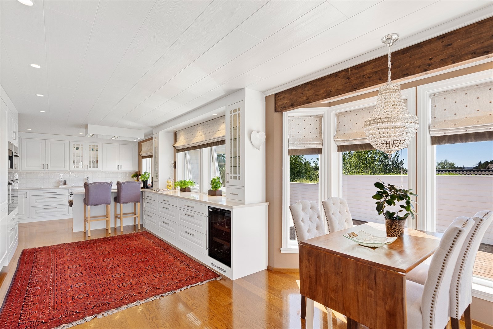 Det er et nyere kjøkken med høy standard og integrerte hvitevarer av god kvalitet. Galleribilde