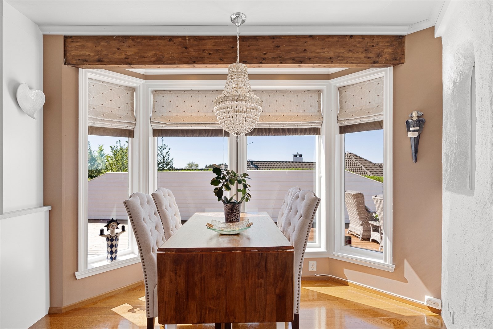 Egen spiseplass på kjøkken. Galleribilde