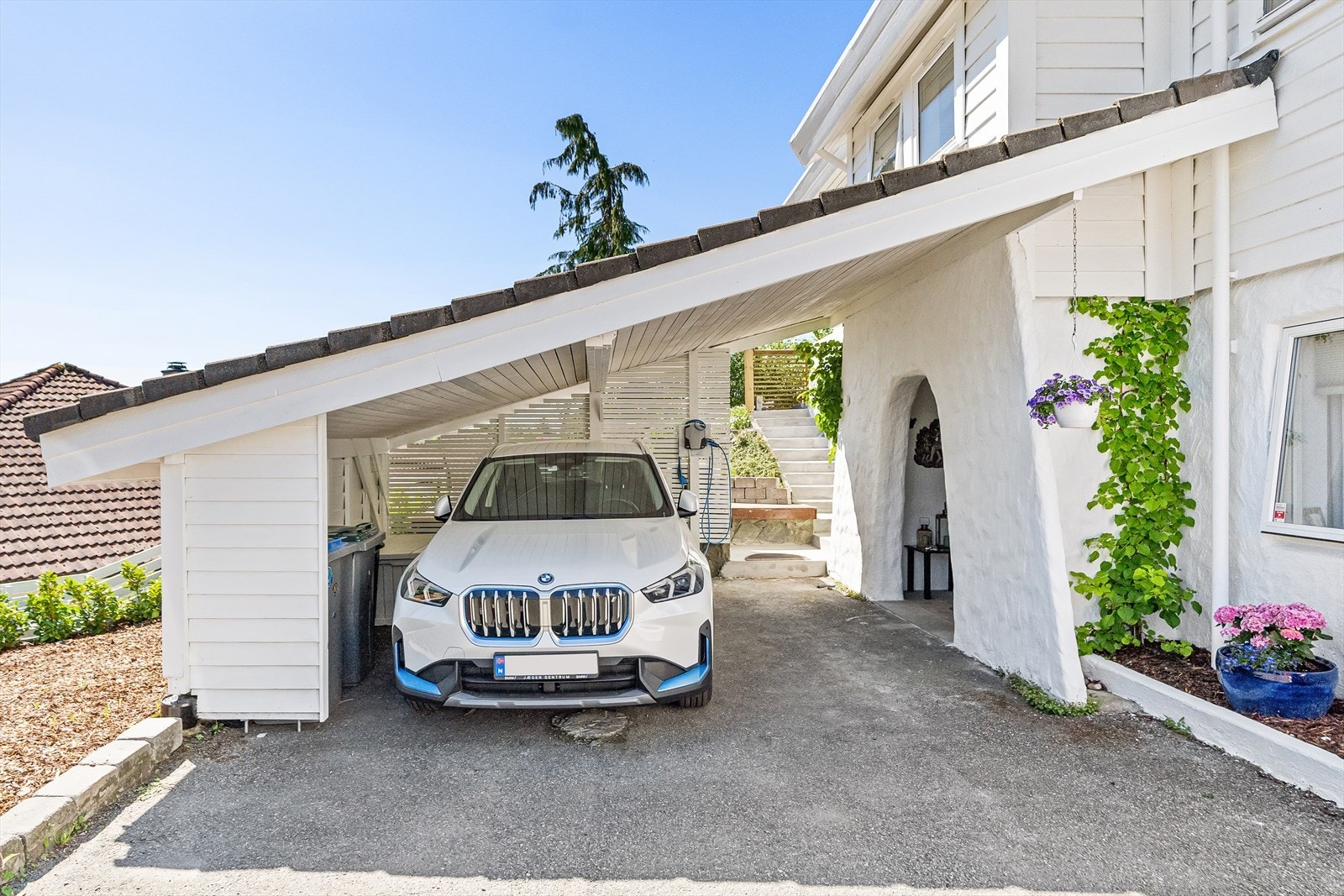 Fra carporten er det direkte inngang til underetasjen Galleribilde