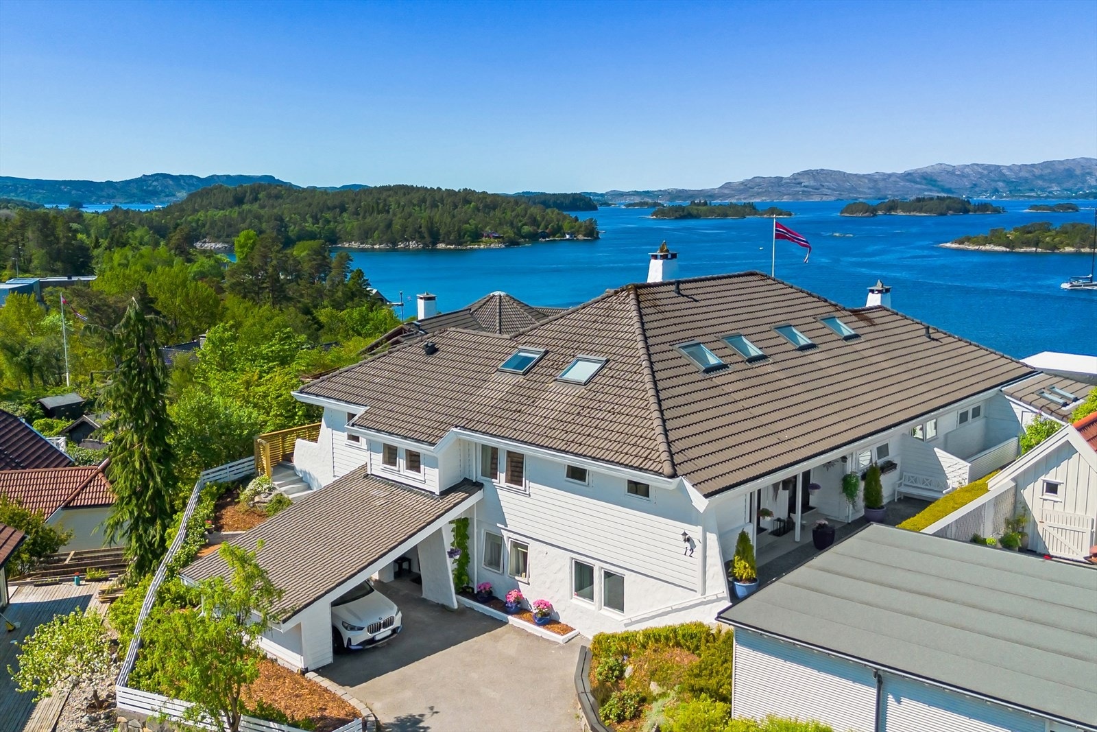 Inngangparti og carport. Galleribilde