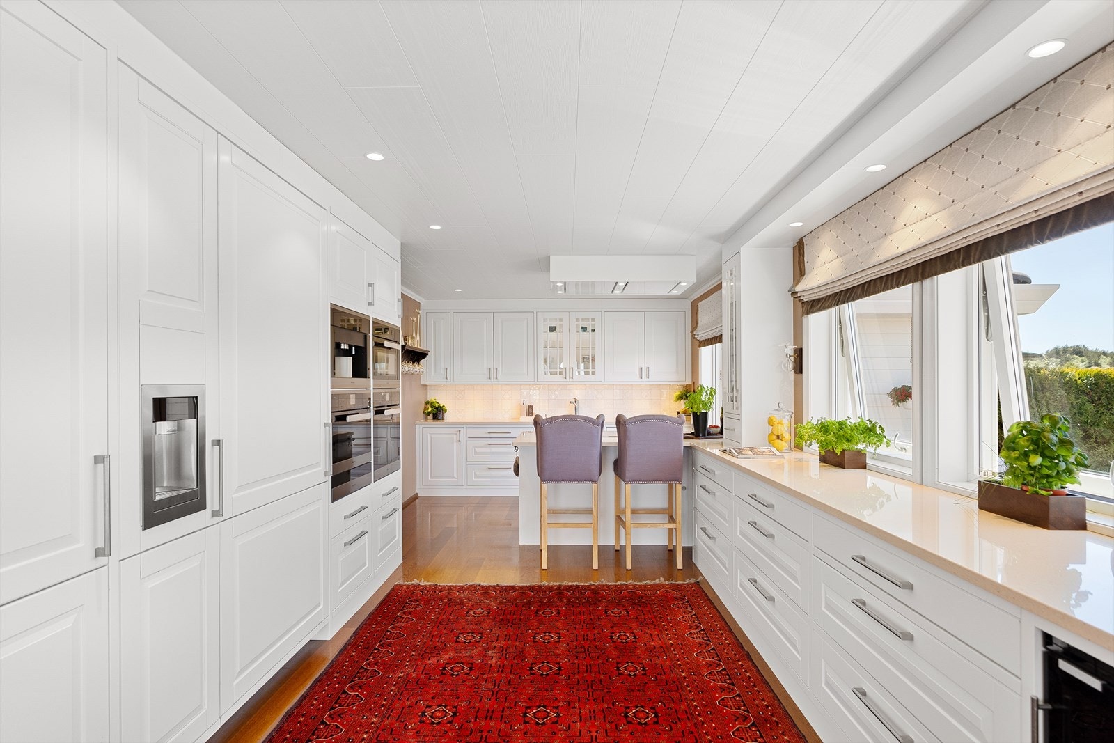 Masse skap og benkeplass. Galleribilde