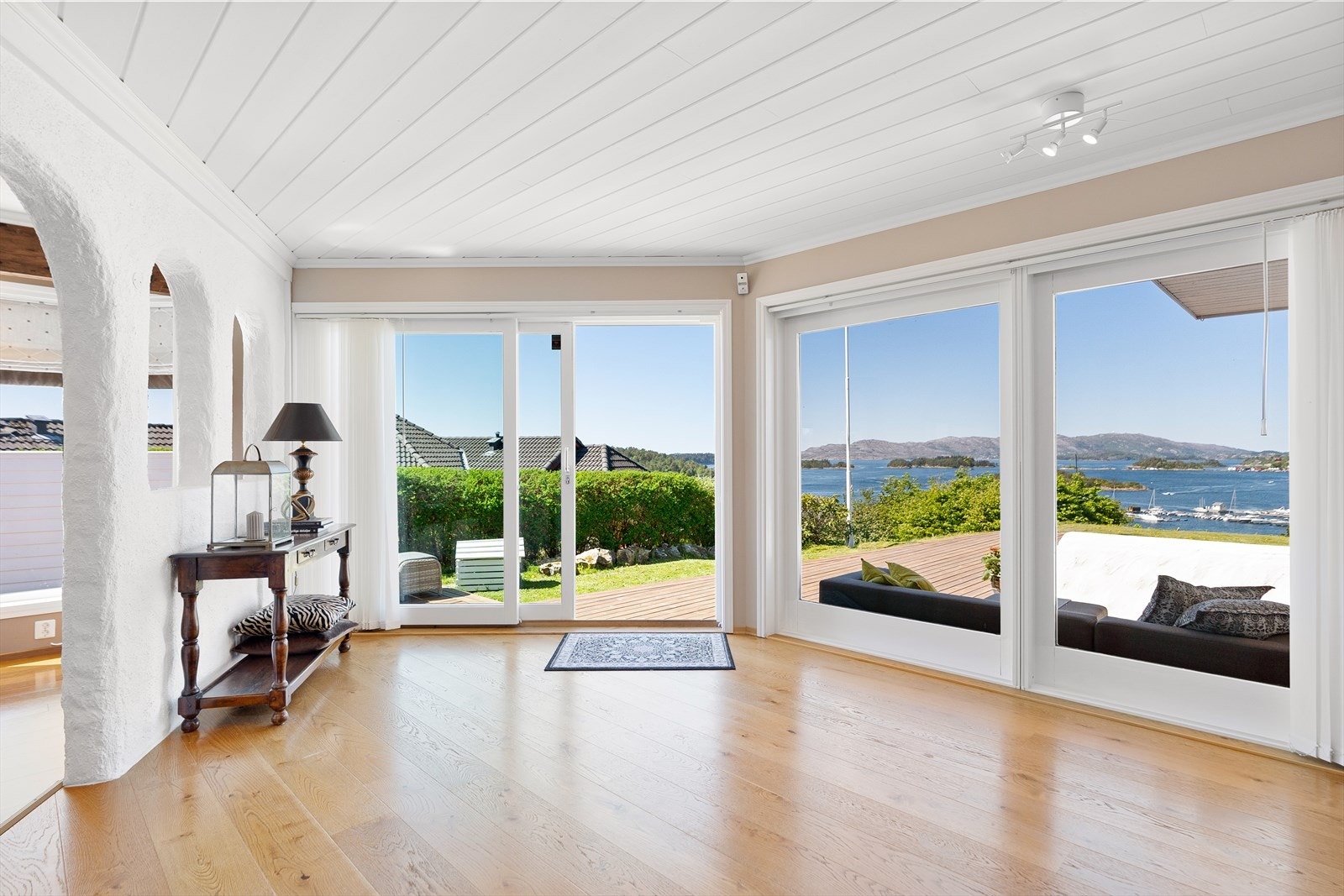 Lys og utsikt preger eiendommen. Galleribilde