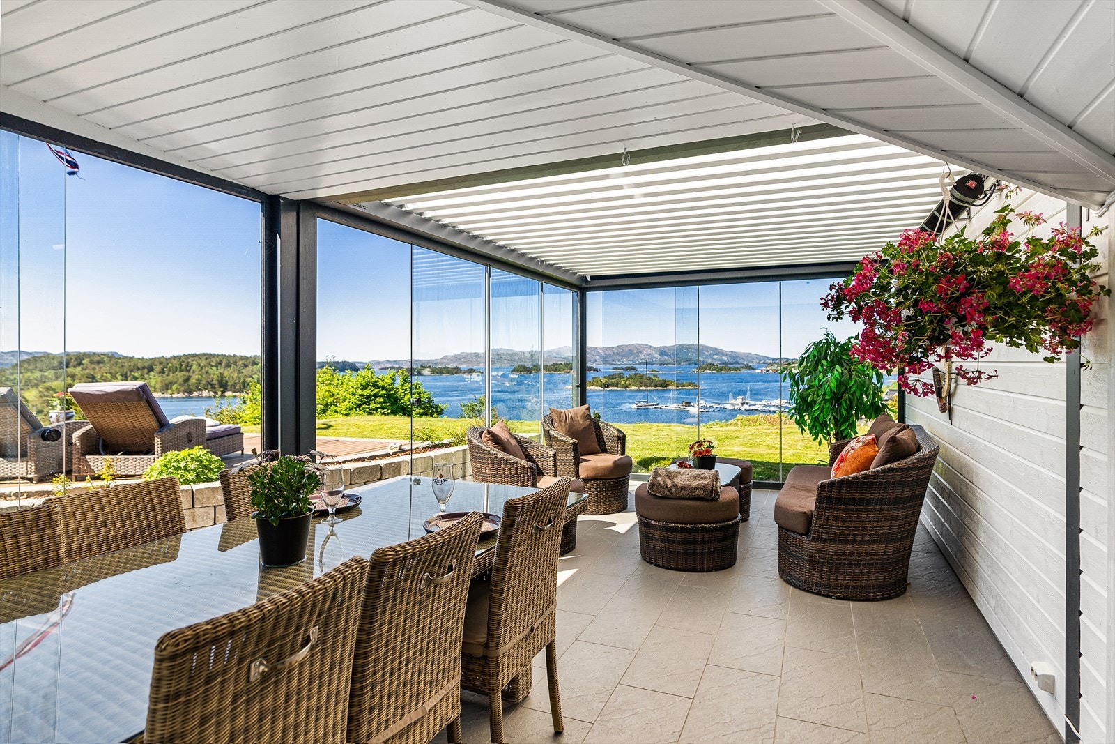 Hjellestad har mange flere oppholds og soldager enn inne i byen. Galleribilde