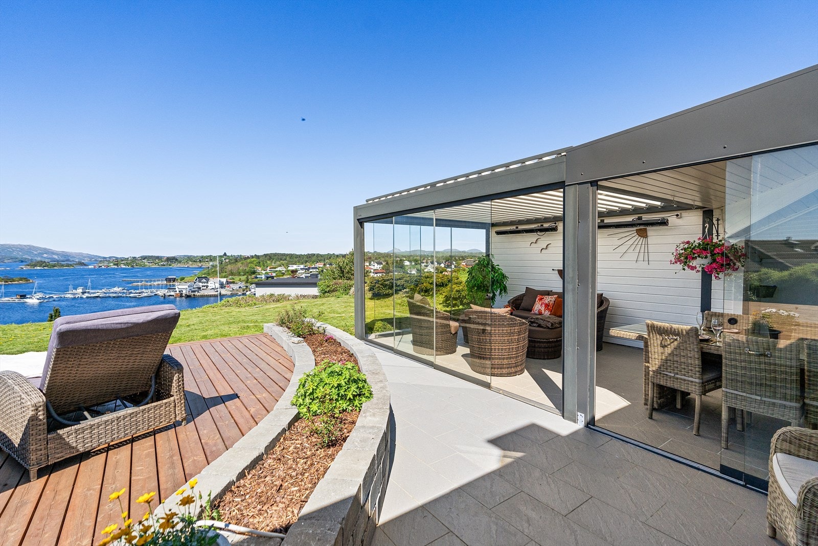 Det er laget en flott hagestue som og skjermer eiendommen godt for innsyn. Man sitter usjenert i både hage og terrasse. Galleribilde