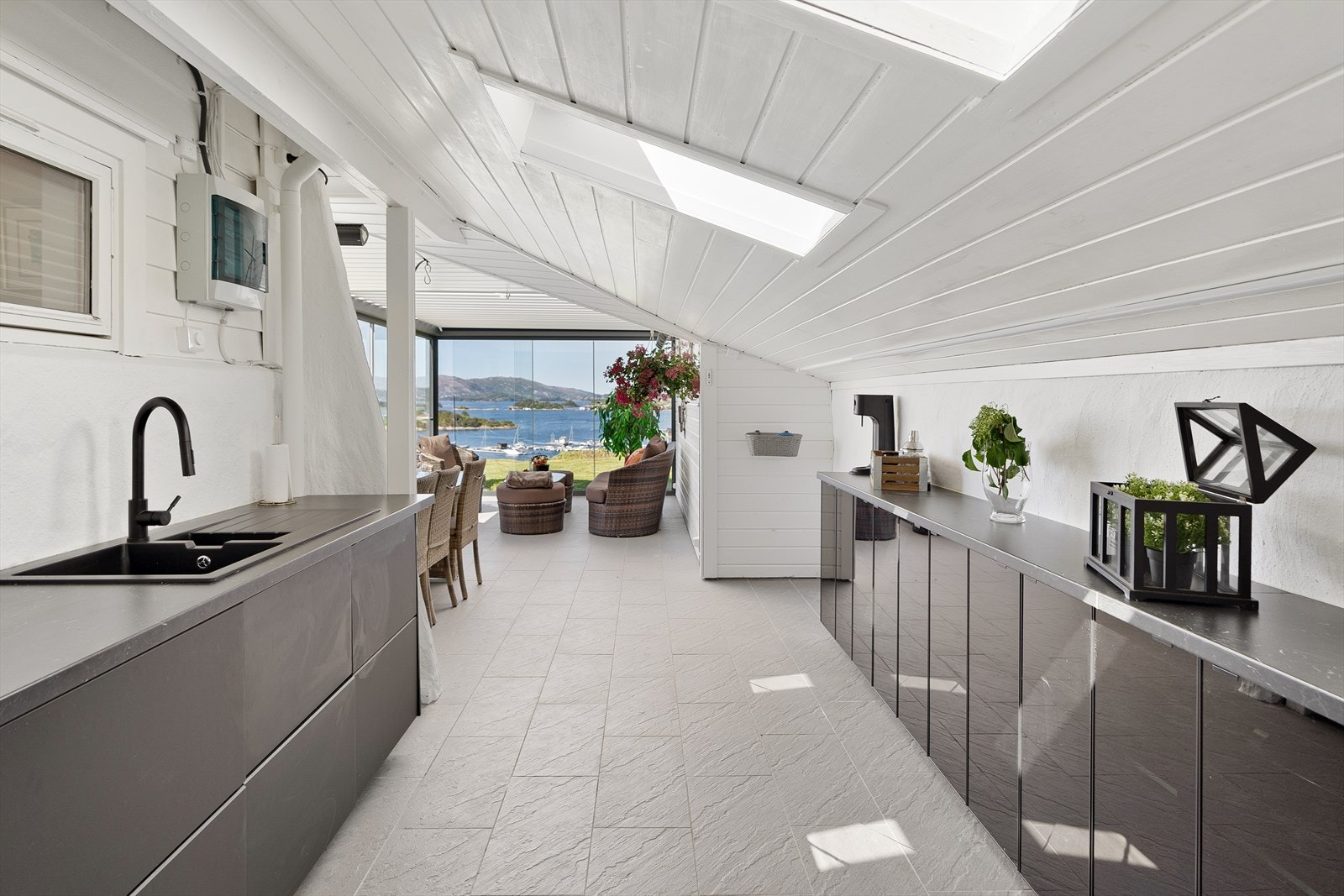 Utekjøkken som går direkte over i pergola Galleribilde