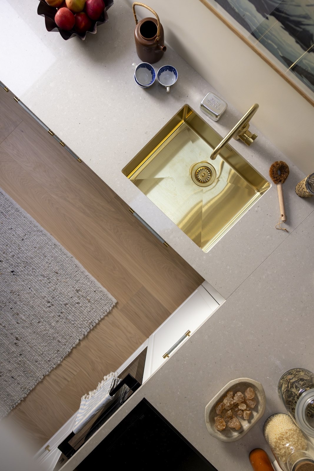 Legg merke til den nedfelte vasken i messing. Galleribilde