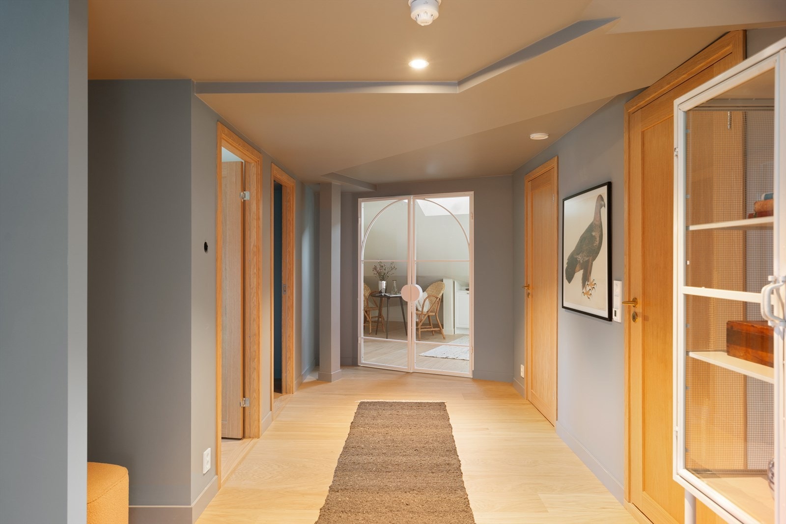 Hall med downlights og inngang til de fleste rom. Galleribilde