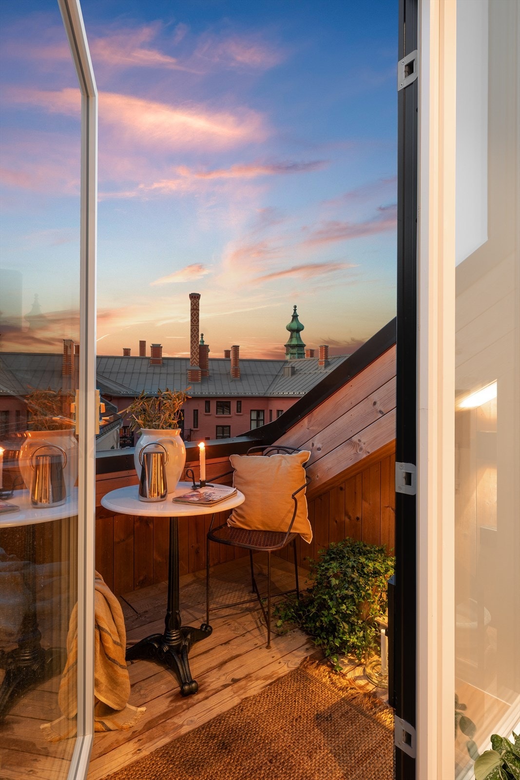 Plass til utemøbler. Lys og stikkontakter er montert. Galleribilde