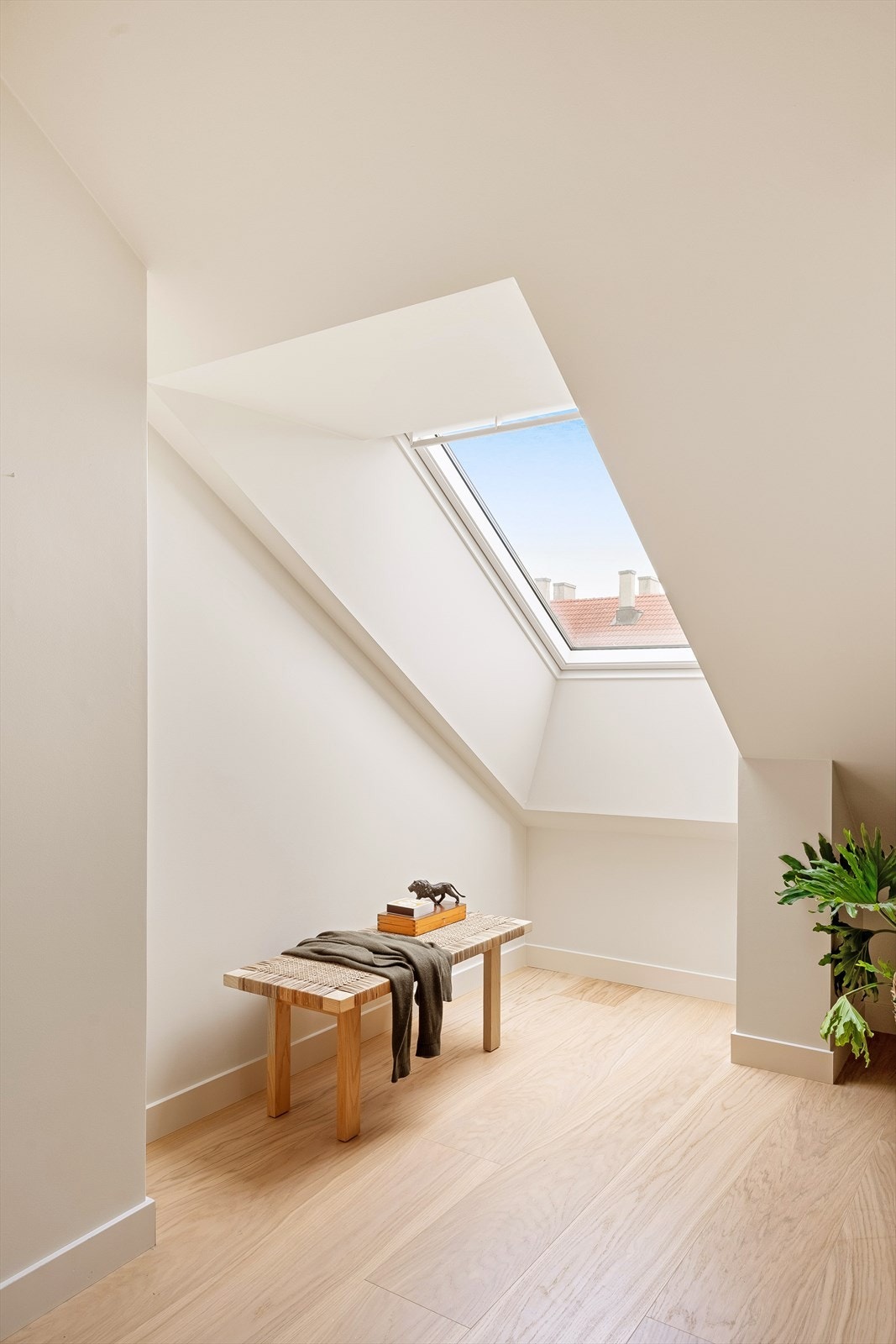 Takvindu på hovedsoverom. Her kan man fint sette inn skrivebord eller garderobeskap/kommode. Galleribilde