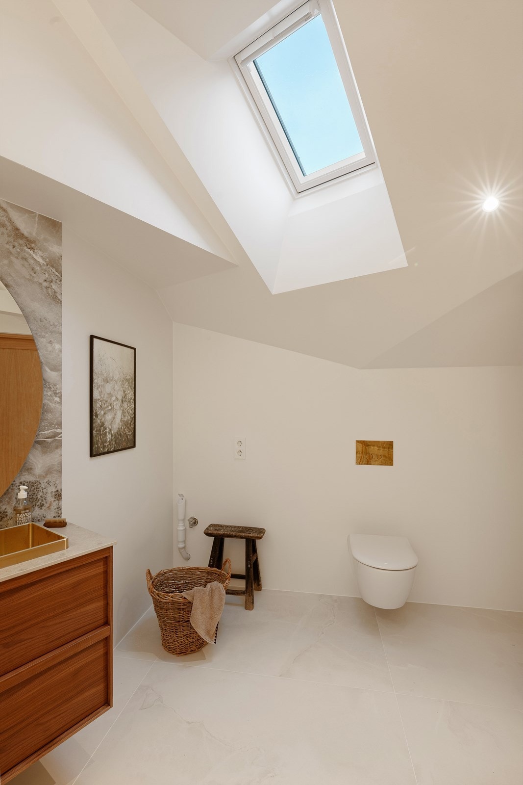 Fint med stort takvindu som slipper inn godt med naturlig lys. Det er laget plass/opplegg til vaskemaskin til venstre i bildet. Galleribilde