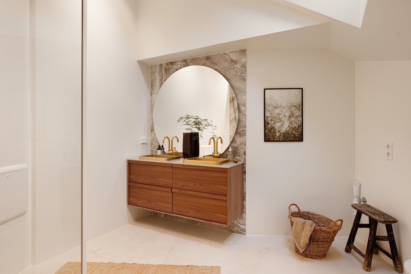 Påkostede fliser i størrelse 120 x 120 cm fra Norfloor. Gulvvarme og downlights i tak. Galleribilde