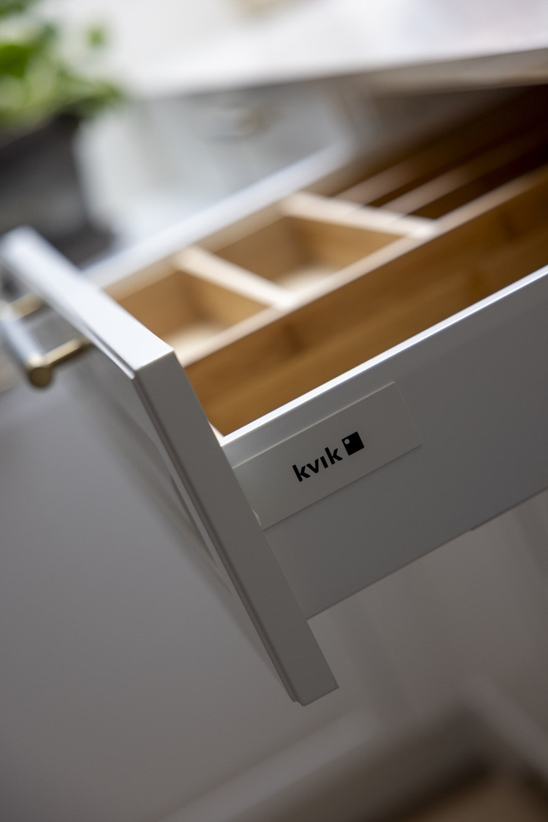 Det er valgt en tidløs kjøkkeninnredning i "klassisk-stil" som matcher beliggenheten og bygården. Galleribilde