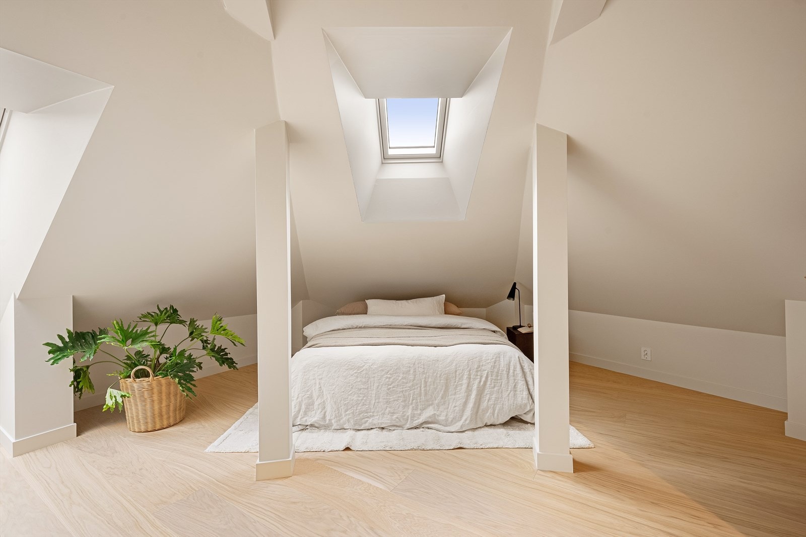 Her har man god plass til dobbeltseng og oppbevaringsmøbler. Galleribilde