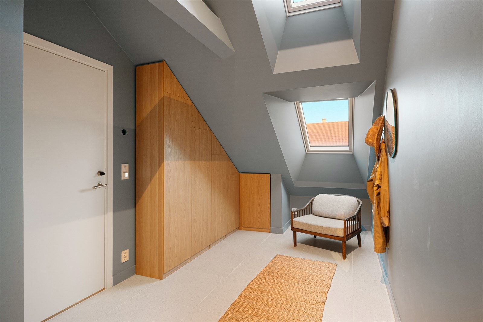 Romslig inngangsparti med gulvvarme og god plass til oppbevaring. Galleribilde